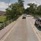 Motorista bate o carro nas grades de uma ponte de São José dos Campos e veículo cai de altura de dez metros