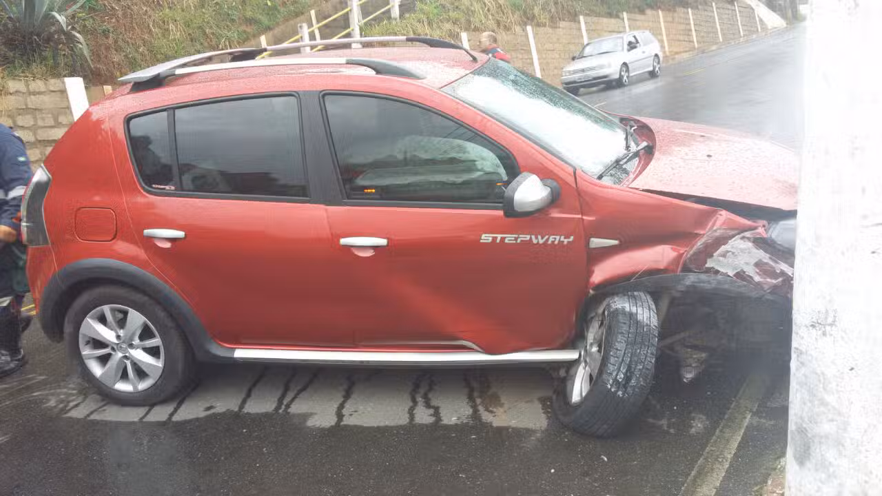 Mulher perde o controle do carro e colide com poste em Queluz