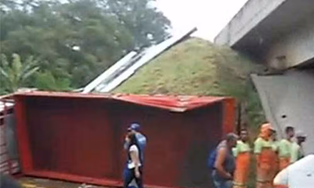 Duas pessoas ficam feridas após caminhão cair de viaduto na Dutra