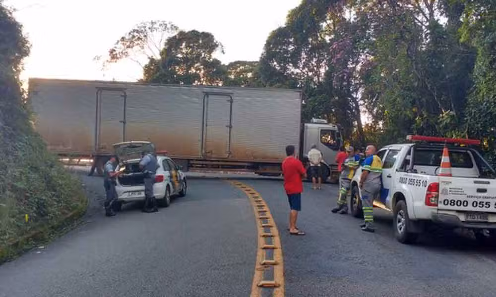 Caminhão fica preso em curva no trecho da serra em Ubatuba e bloqueia tráfego