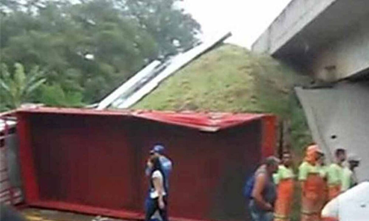 Duas pessoas ficam feridas após caminhão cair de viaduto na Dutra