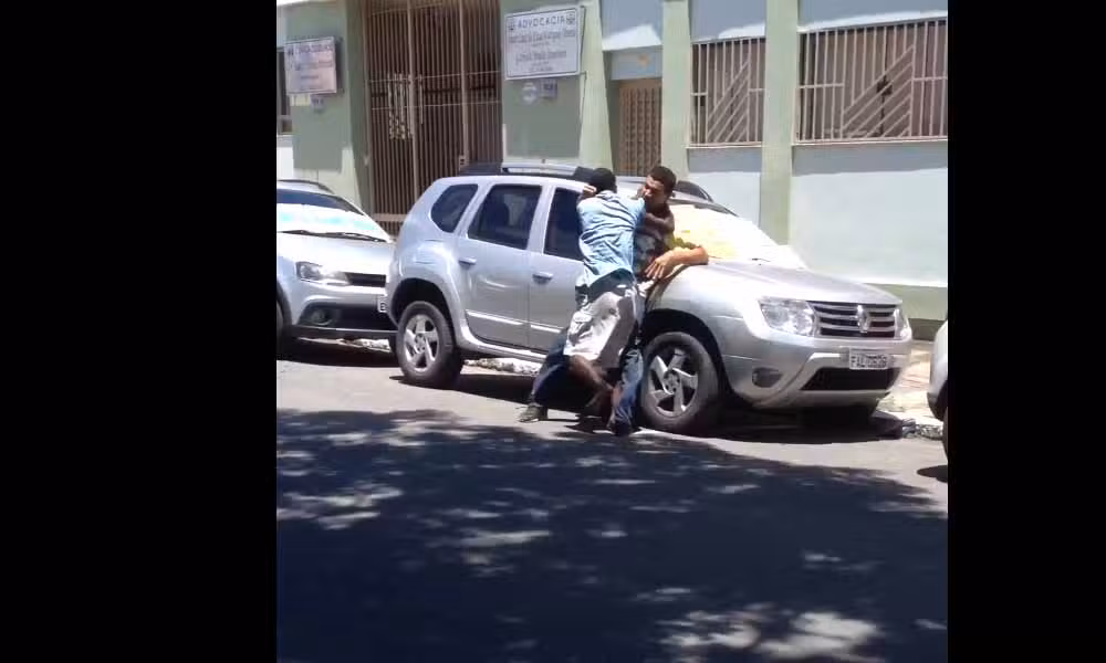 Morador registra briga de flanelinhas em cima de carro em Cruzeiro