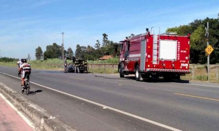 Carro pega fogo na Rodovia entre Cachoeira Paulista e Canas nesta terça-feira