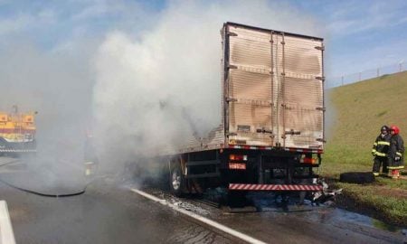 Caminhão pega fogo na Via Dutra em Caçapava