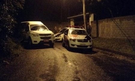 Dois bandidos morrem em troca de tiros com policiais em São José