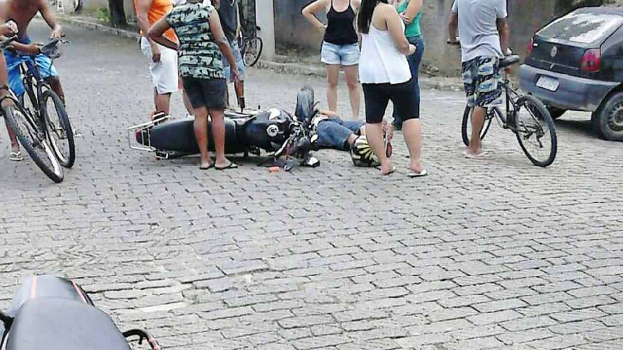 Acidente entre moto e carro em Cruzeiro nesta tarde
