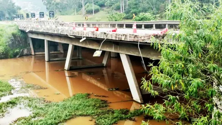 Caminhão cai de ponte na Dutra e fica submerso no trecho de Queluz
