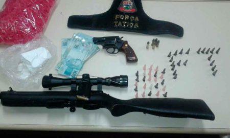 Homem é preso por posse ilegal de arma e tráfico de drogas em Cruzeiro