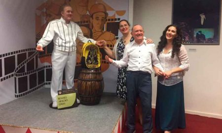 Renato Aragão recebe estátua em sua homenagem no Museu de Cera do Santuário Nacional