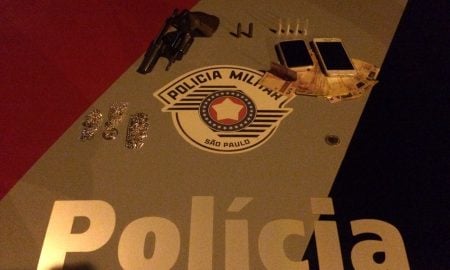 Casal é preso por porte ilegal de arma e de entorpecentes em Piquete