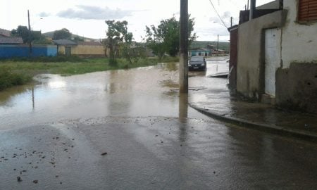 Pontos alagados em Cruzeiro nesta tarde de terça-feira (07/03)