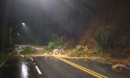 Queda de barreiras interdita a Rodovia dos Tamoios