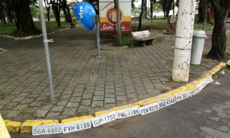 Moradores divulgam placas perdidas na enchente de ontem em Cruzeiro