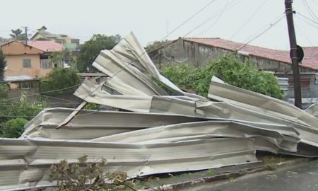 Chuva e vento forte derrubam postes e alagam ruas de Jacareí