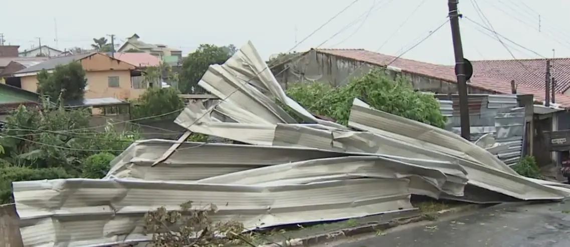 Chuva e vento forte derrubam postes e alagam ruas de Jacareí