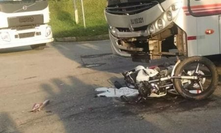 Batida entre moto e ônibus deixa casal ferido na Dutra em Itatiaia/RJ