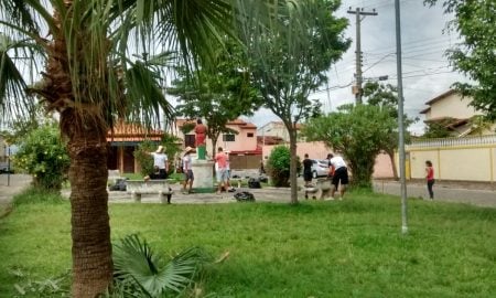 Igreja Congregacional de Cruzeiro limpa praça São Cristóvão