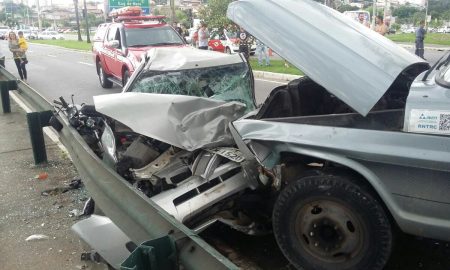 Acidente entre caminhão, carro e moto deixa sete feridos em São José