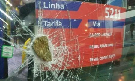 Ônibus é atacado com pedra na estrada que liga Taubaté a Pindamonhangaba