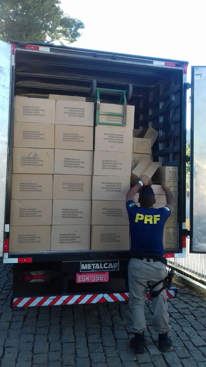 PRF apreende carga de lâmpadas sem nota fiscal na Fernão Dias
