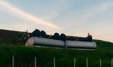 Caminhão capota na via Dutra em São José dos Campos