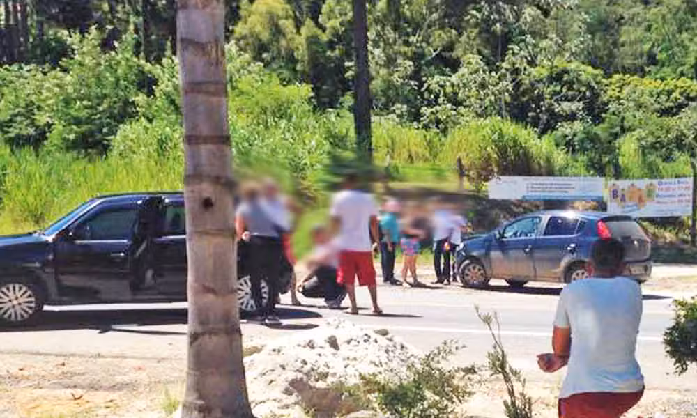 Carros colidem na rodovia em Lavrinhas nesta tarde