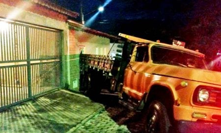 Senhor embriagado bate caminhão em residência em Cruzeiro