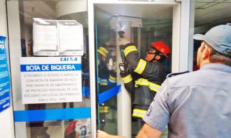 Criança de dois anos fica presa em porta giratória de banco no Litoral Norte