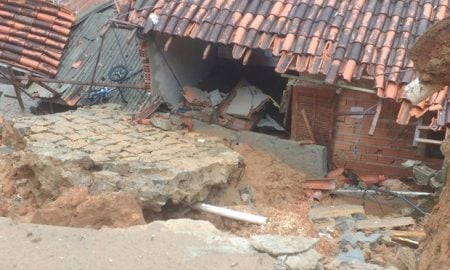 Chuva causa alagamentos e deixa desabrigados no litoral, em Caraguá
