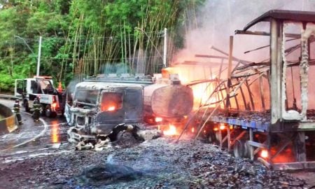 Dois caminhões pegam fogo após acidente na Tamoios em Caraguatatuba