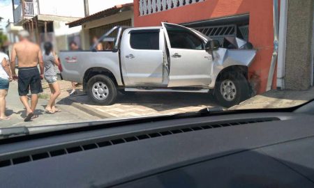 Motorista bêbado invade casa e foge após colisão em Cruzeiro