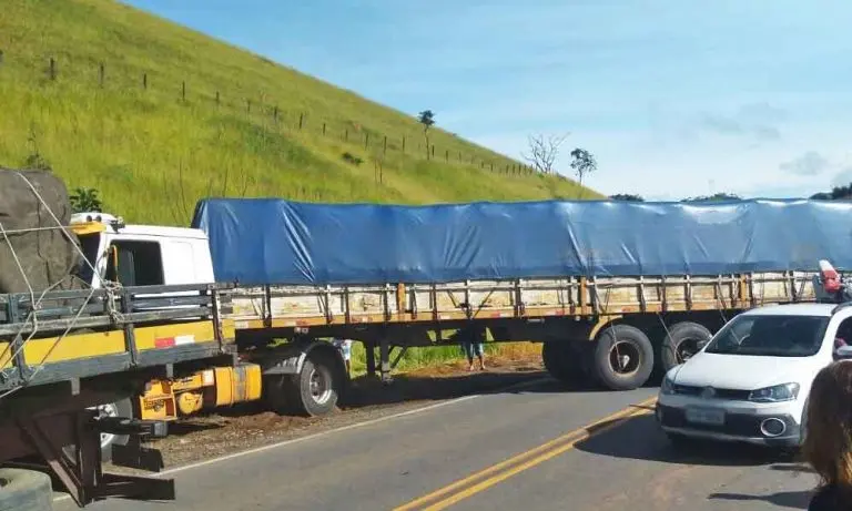 Carreta perde controle e interdita rodovia Passa Quatro/Cruzeiro nesta manhã