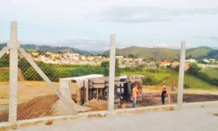 Carreta tomba dentro da obra de condomínio em Cruzeiro