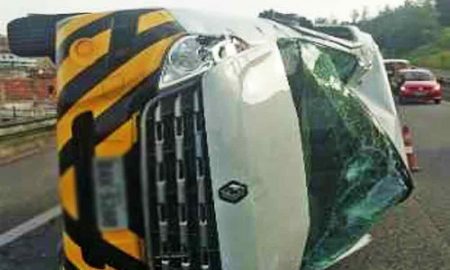 Guincho colide em mureta na via Dutra e derruba van na pista contrária em Aparecida