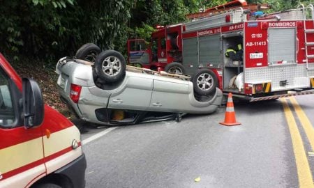 Acidente entre caminhão de lixo e carro deixa quatro feridos na Tamoios em Caraguatatuba