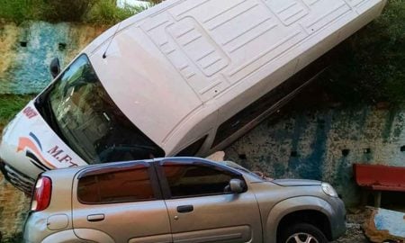 Van com 13 turistas tomba no centro de Aparecida