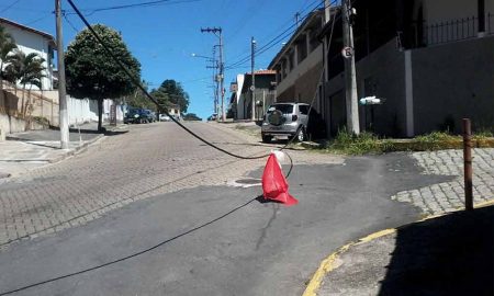 Fio telefônico atrapalha moradores na Santa Luzia em Cruzeiro