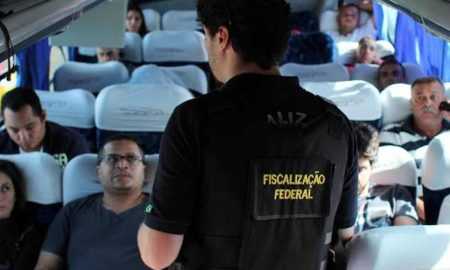 CCR NovaDutra leva orientação sobre o uso do cinto de segurança a mais de 400 passageiros de ônibus