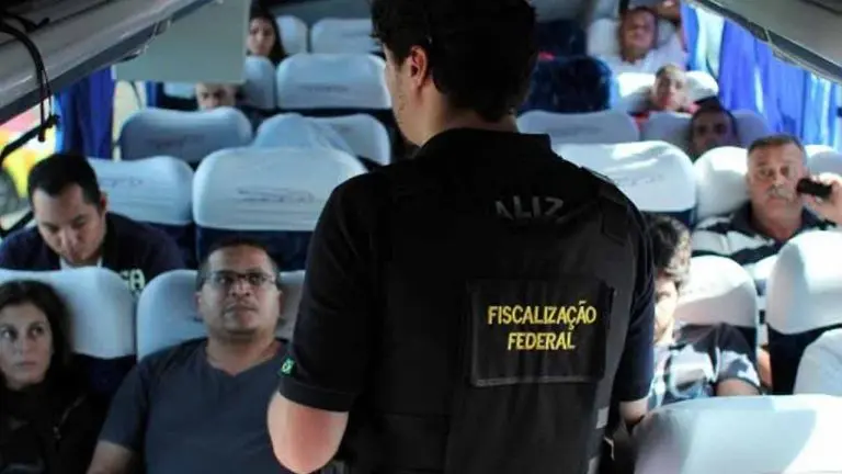 CCR NovaDutra leva orientação sobre o uso do cinto de segurança a mais de 400 passageiros de ônibus