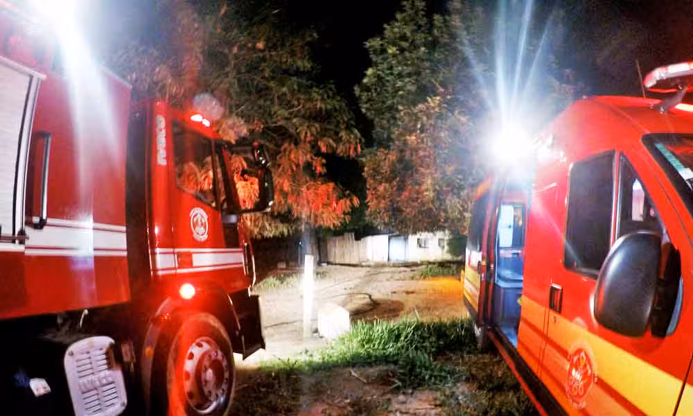 Corpo de Bombeiros controla incêndio em fazenda em Cruzeiro