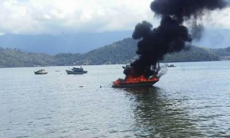 Lancha pega fogo em Angra dos Reis/RJ