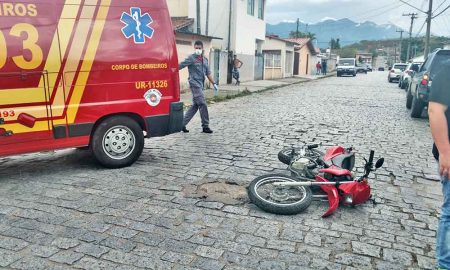 Condutor atropela motociclista e foge sem prestar socorro em Cruzeiro
