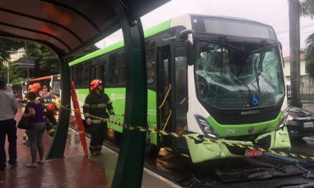 Acidente em ponto de ônibus deixa 19 feridos em São José