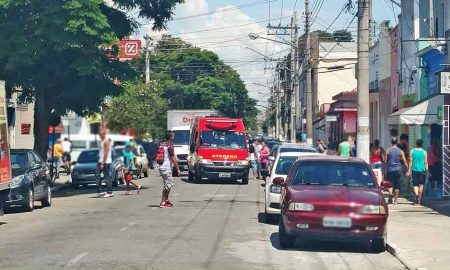 Mulher fica ferida em acidente entre moto e carro no centro de Cruzeiro