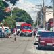 Mulher fica ferida em acidente entre moto e carro no centro de Cruzeiro