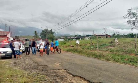 Pastor ocupa terreno público e divide com fiéis em Cruzeiro