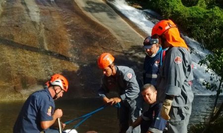 Mulher escorrega e cai de cachoeira de 40 metros em Ilhabela