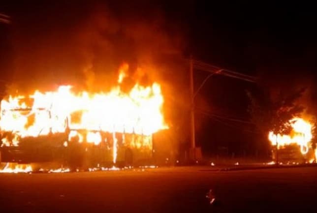 Seis ônibus são incendiados na Baixada Fluminense no Rio