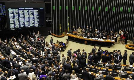 Deputados delatados pela Odebrecht comandam reforma política na Câmara