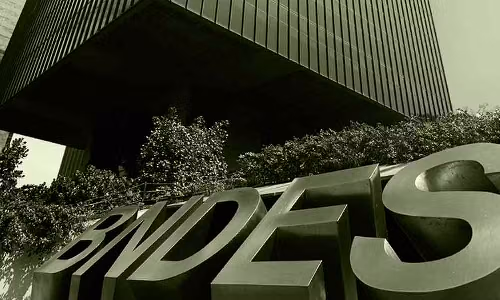 Dados do BNDES mostram indícios de saída da recessão, diz a presidente do banco